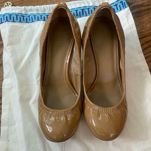 Tory Burch Eddie nude patent leather wedges size 6 6M